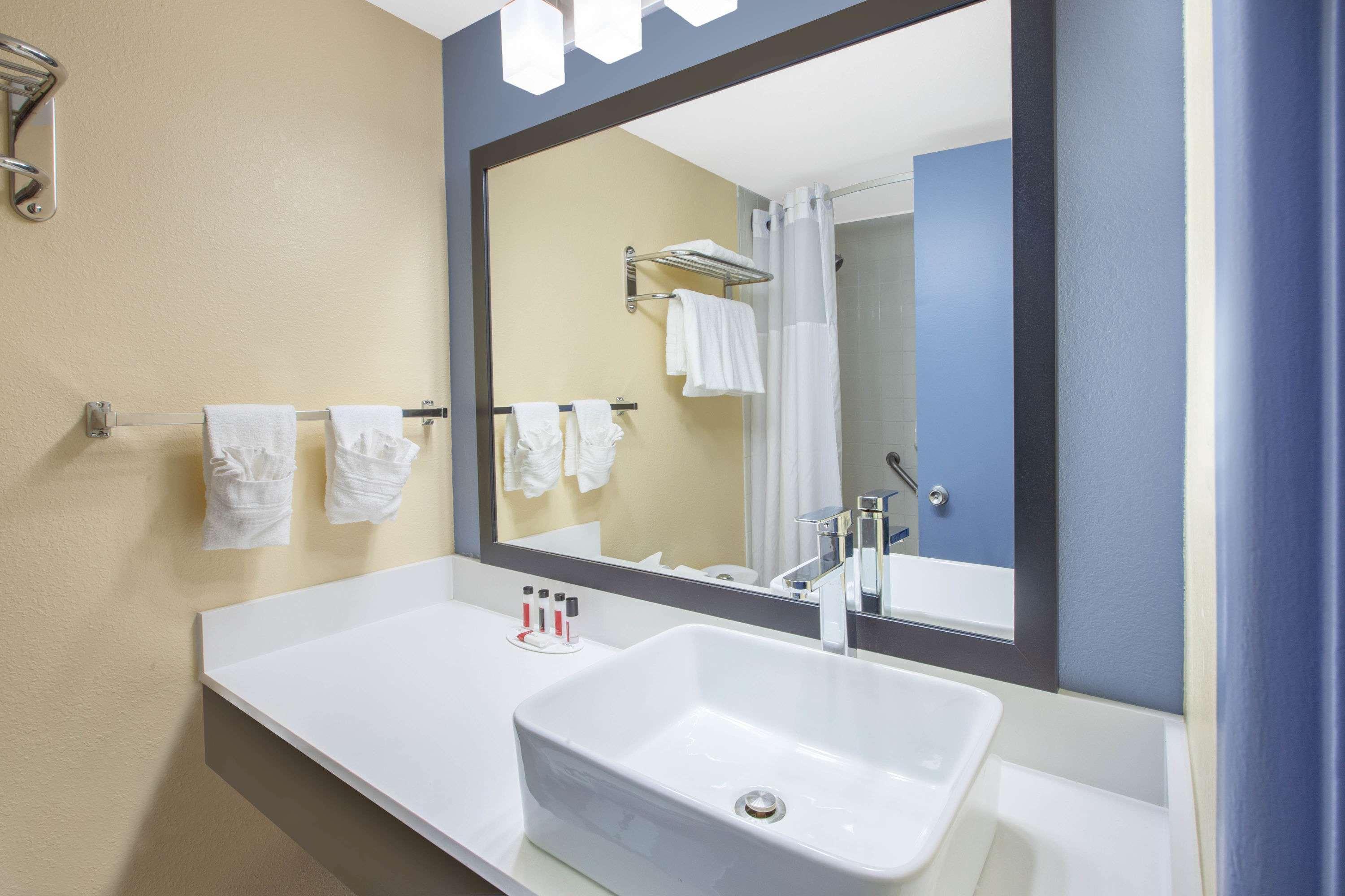 Days Inn & Suites By Wyndham Grand Rapids Near Downtown وايومنغ المظهر الخارجي الصورة