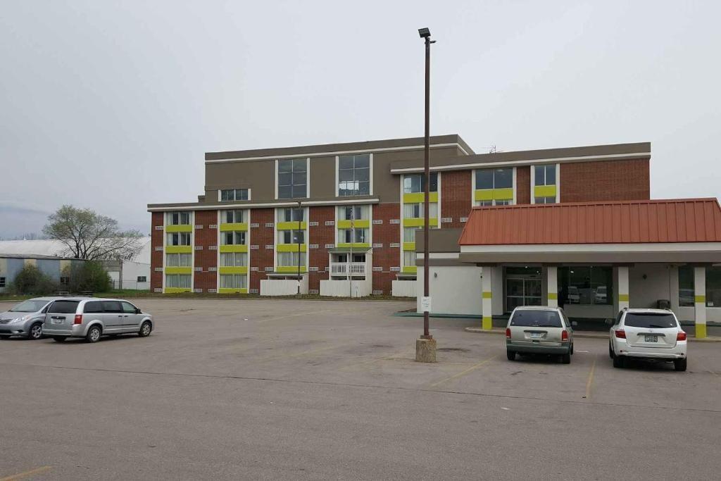 Days Inn & Suites By Wyndham Grand Rapids Near Downtown وايومنغ المظهر الخارجي الصورة