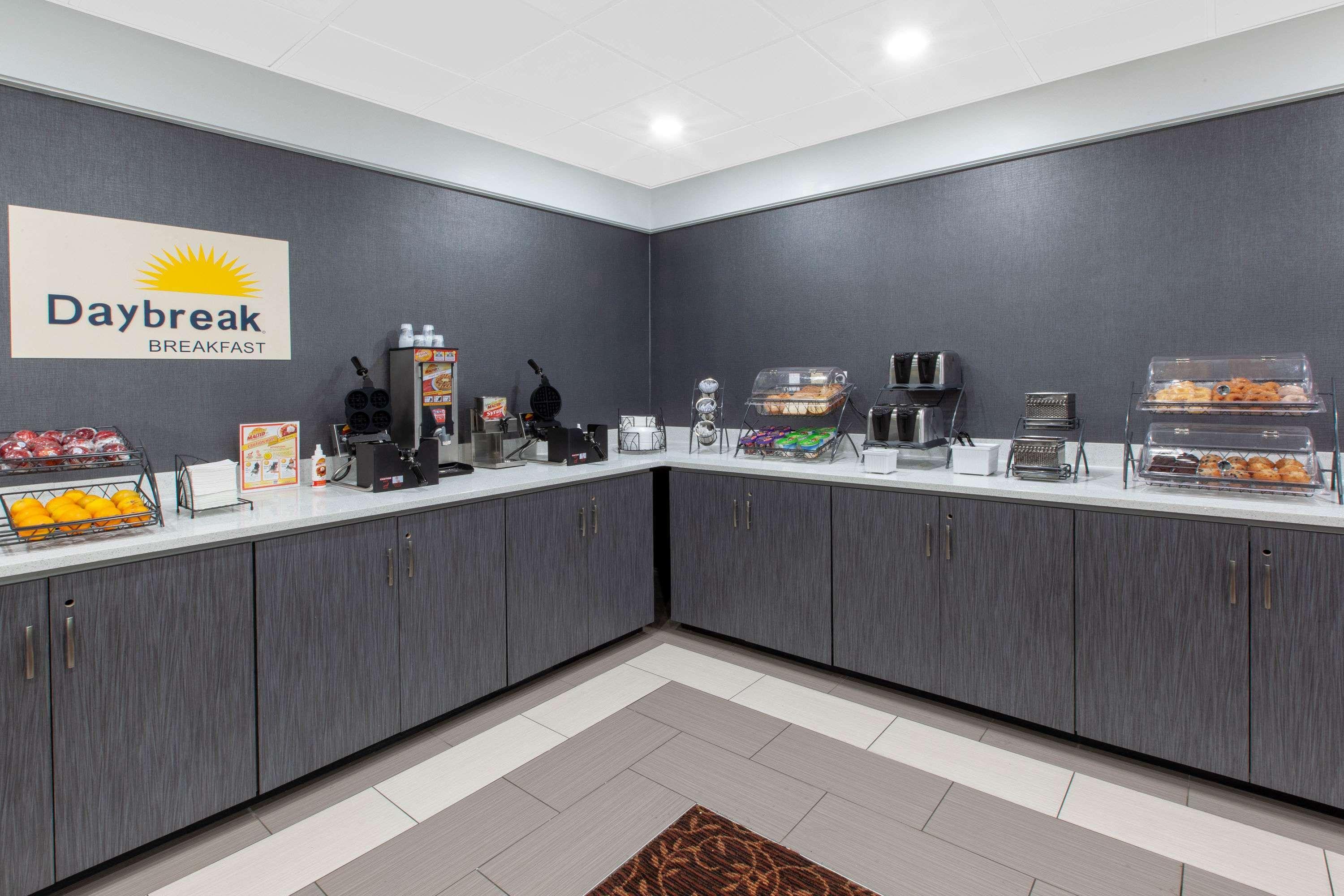 Days Inn & Suites By Wyndham Grand Rapids Near Downtown وايومنغ المظهر الخارجي الصورة